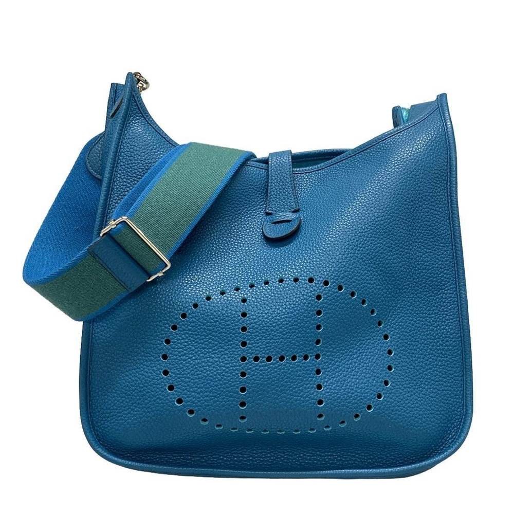 Evelyne III GM Shoulder Bag Taurillon Clemence